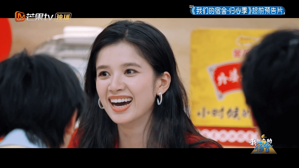 张婧仪我们的宿舍镜头 张婧仪玩得开心！ 