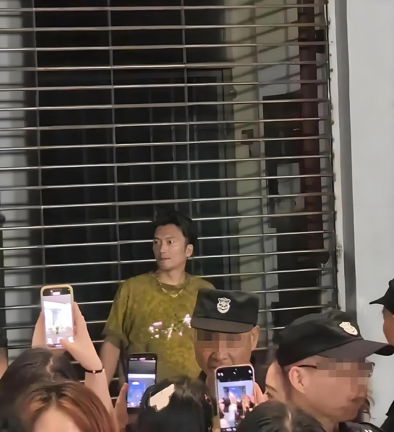 长得像明星，那也是老天爷赏饭吃。
谢霆锋重庆演唱会，惊现长相酷似谢霆锋的一男子，