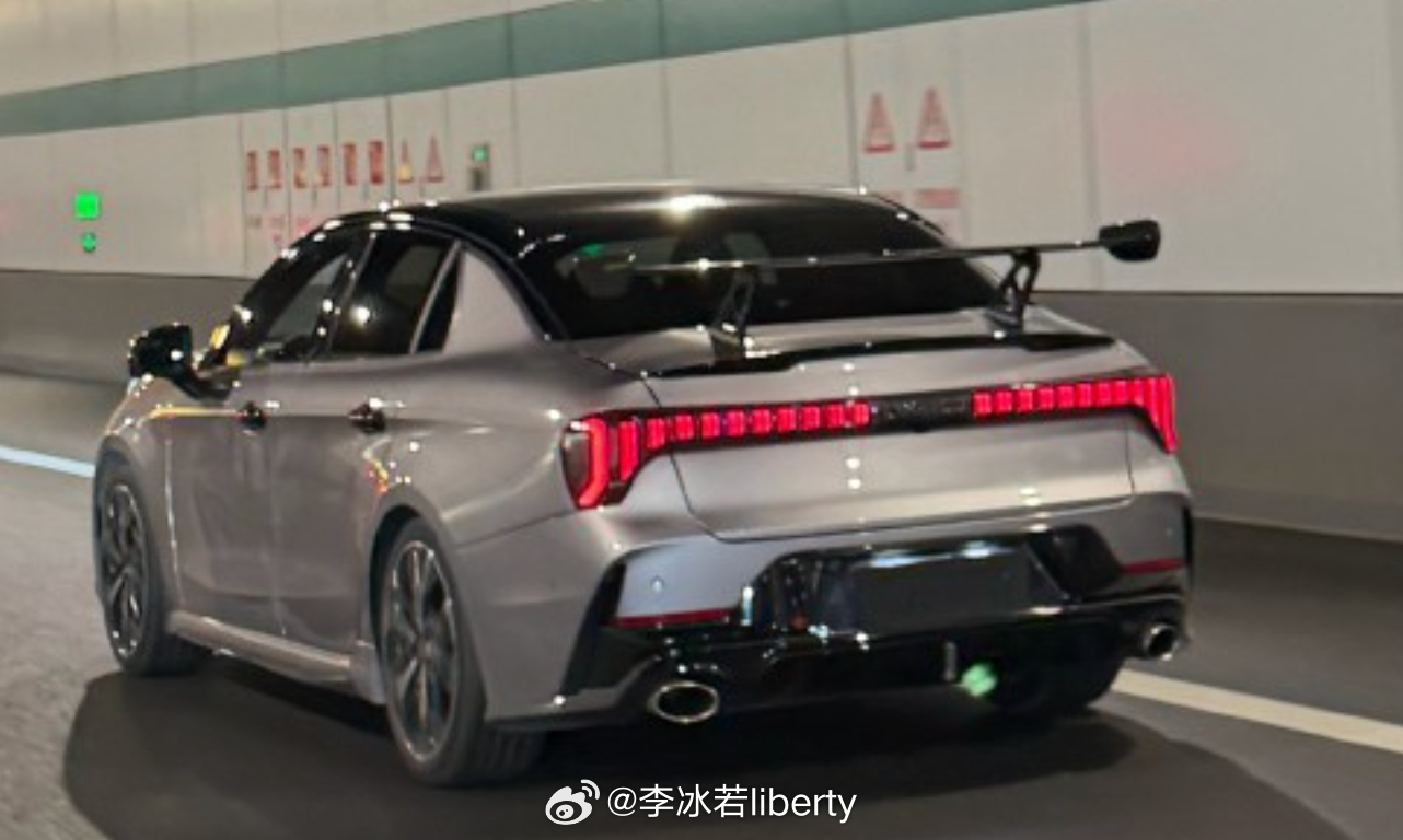 前几天各位留意领克03大尾翼看来是原厂的以后路过警察叔叔掏行驶本更有底气了说是3