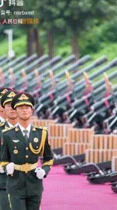 9.3大阅兵威武的礼炮炮手训练大揭秘:一门礼炮由3名炮手负责，采用5步就炮，跪姿