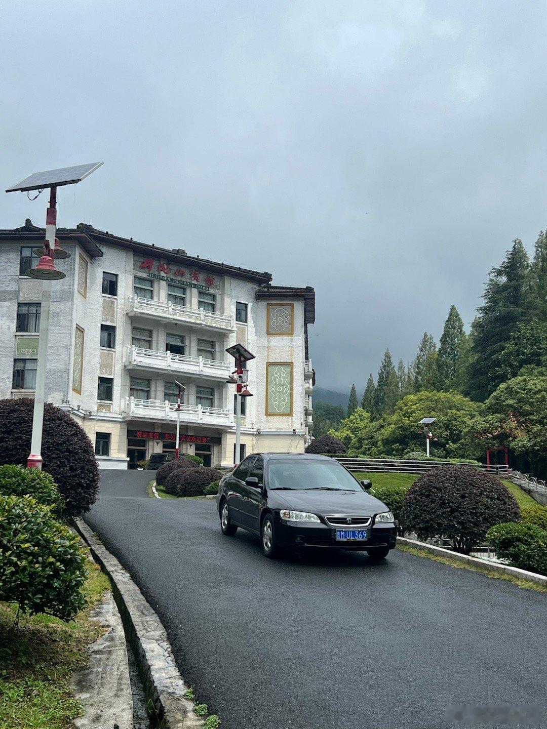 驾驶雅阁抵达宜春，陪朋友来提了一台帕萨特领驭就是前阵子在山西开过的那一台，没想到