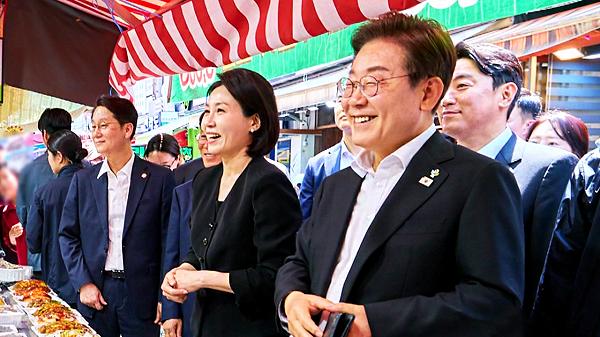 国家首脑亲自到菜市场买菜在
新加坡看见过，爱下厨的尹锡悦似乎没有？
刚搬到空空如