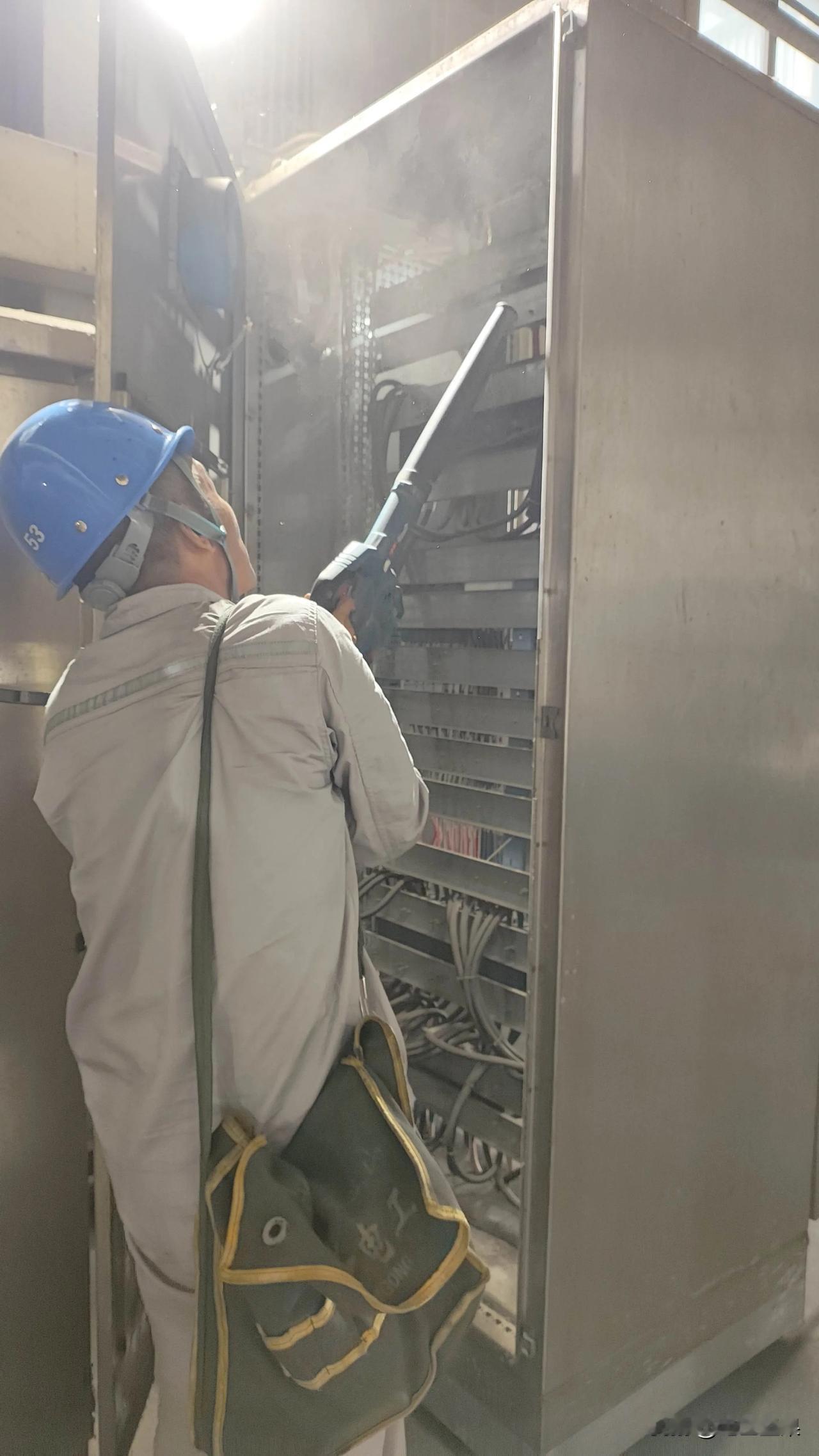 忙忙碌碌，维修电工的日常通常都是这样的

虽然说电气设备坏了要及时维修，但若是天