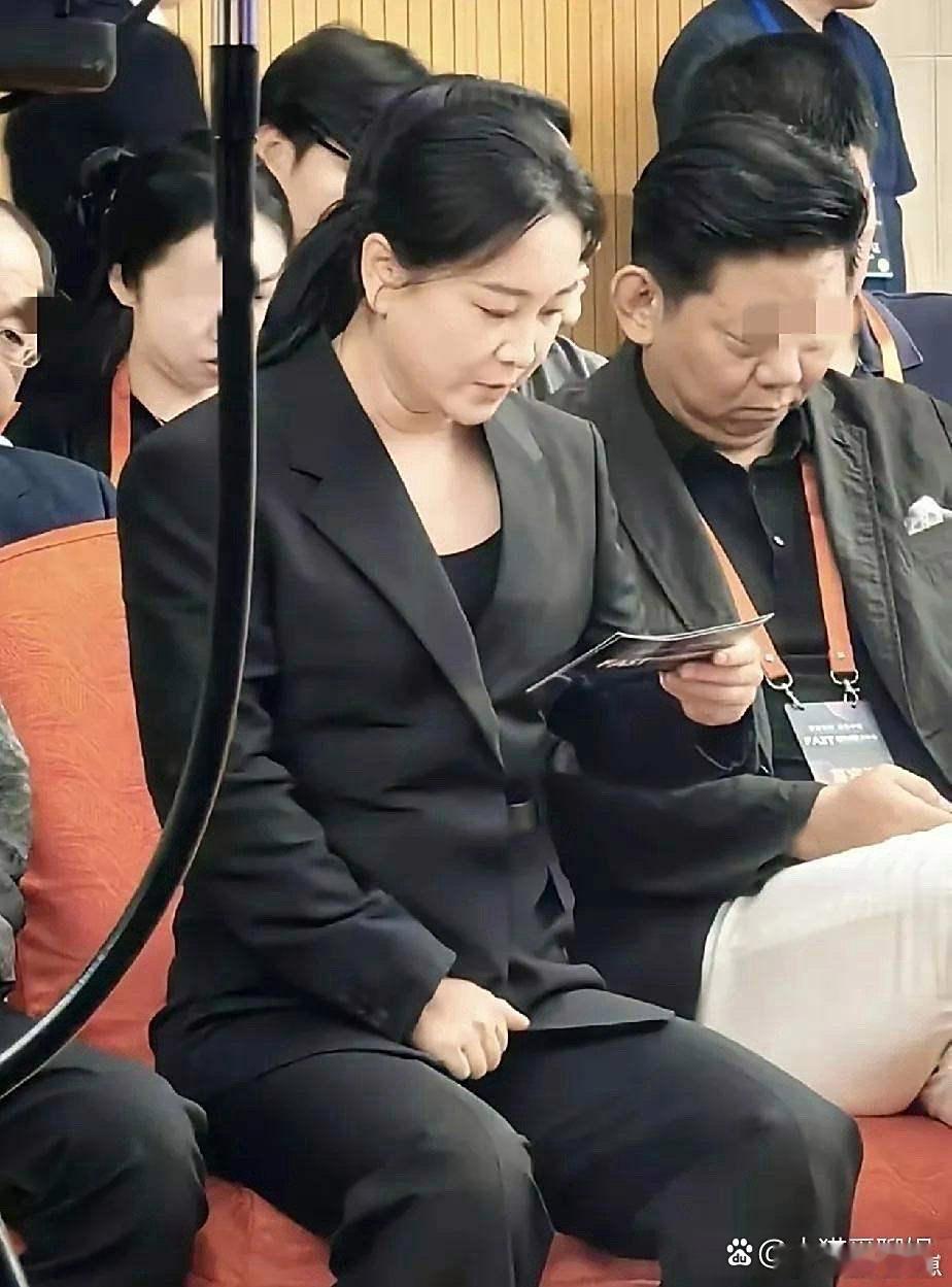 贾玲哪里是胖回去，分明是更壮实了！这种充满活力的状态，看着就比以往更显健康。 ​