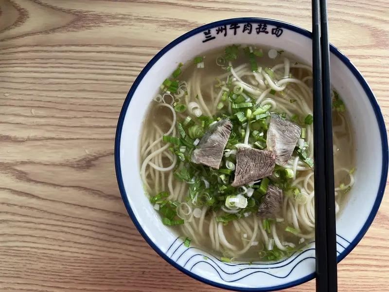 【上海：食客称文章上海面馆价格亲民】
        32元一碗的面亲民吗？刚从