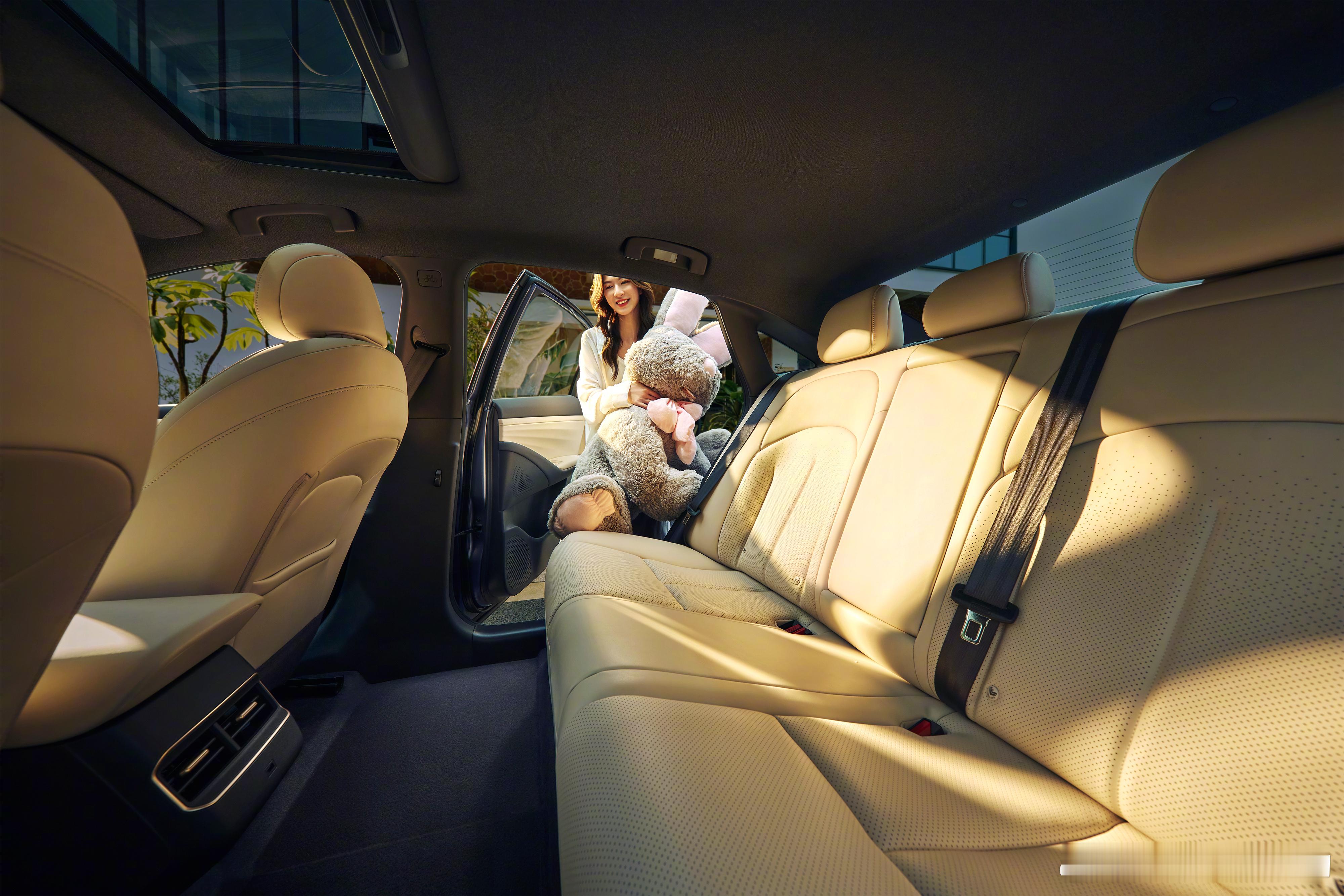 开箱百万级后排大沙发车企整活天花板诞生！东风日产这波操作简直太懂用户了！N6上市