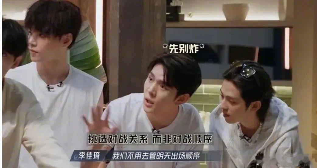 #不直播的李佳琦们都去哪里捞金了#李佳琦的综艺之路虽然充满了未知和挑战，但他的努
