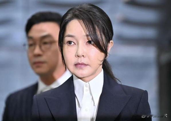金建希回应自己一言不发：说不说都一样，反正我们都会遭到不公平对待！
金建希被拘留