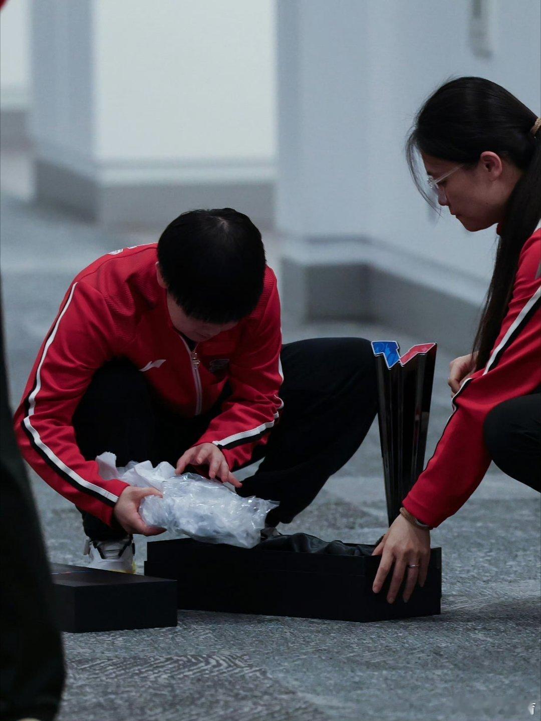 孙颖莎细心打包奖杯莎莎的细心直接上了热搜啊，这也太有仪式感了，细心的打包奖杯，又