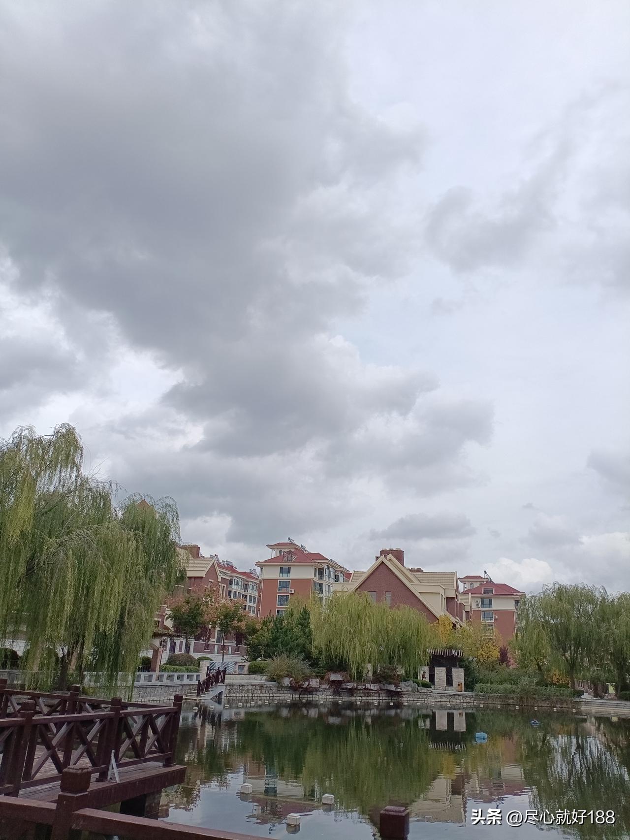 正常的话，每天上午，中午，下午，用轮椅推着妈妈溜达三趟，每次两个小时左右不停歇，