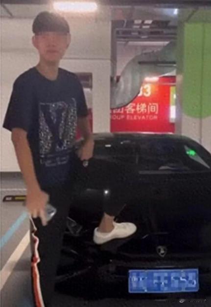 年龄绝对不是犯错的借口！青岛15岁小伙，踩别人300万的豪车拍视频炫耀，踩出凹坑