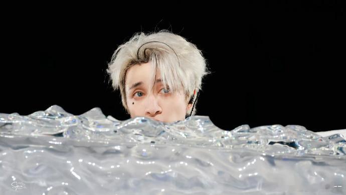 薛之谦突然出现一声很大声的长辈留给粉丝叫薛之谦的称呼不多了薛之谦十分擅长接住粉丝