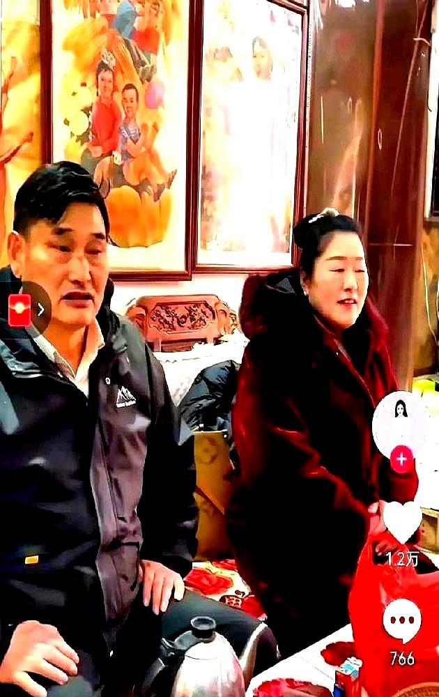 拜堂离公厕不到十米，新郎全程手插兜、眉头紧锁，大衣哥这女儿嫁得真蹊跷。
 
红毯