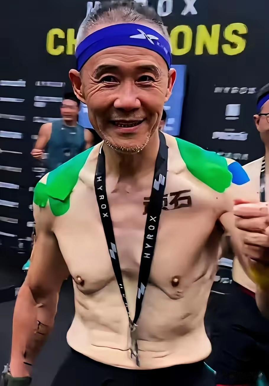 75岁的王石面貌特征看起来像70岁的张丰毅的爸爸。看来有钱人还不一定会保养，保养