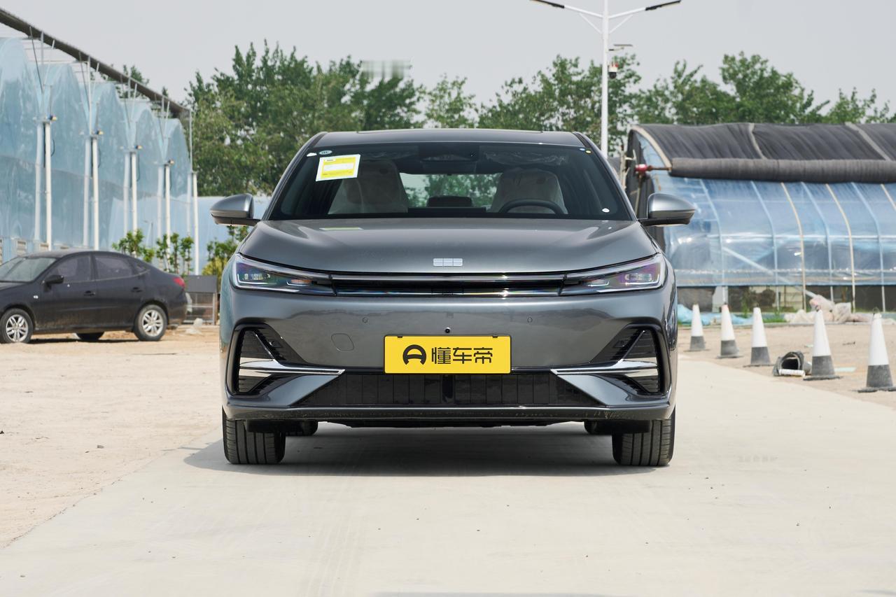 主打家用代步的吉利银河A7 PHEV，外观造型走简约大气路线，设计干净利落没有多