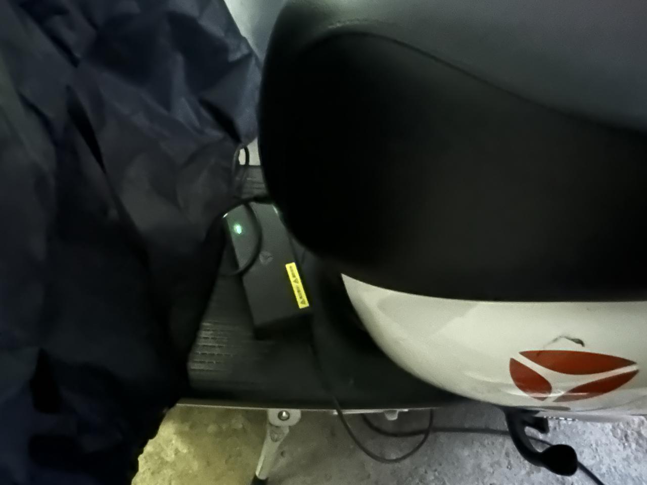 我的雅迪电瓶车，只有四组电池的迷你型小电瓶车充一次电，居然七个小时还不够！

昨