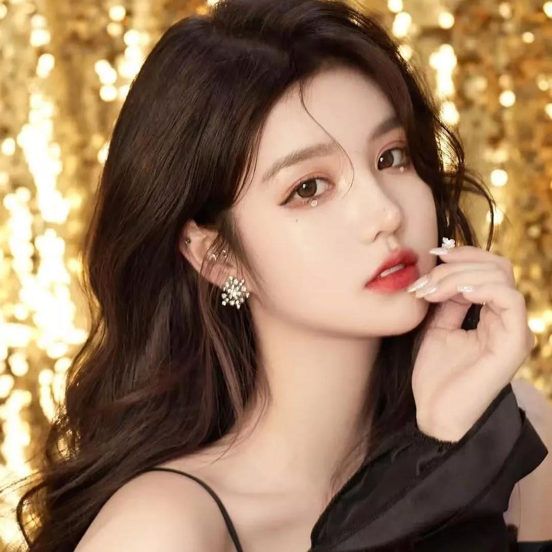 复古风少女心事：💄红唇轻启，指尖轻触，仿佛在诉说一曲动人的旋律。纯真少女心事 