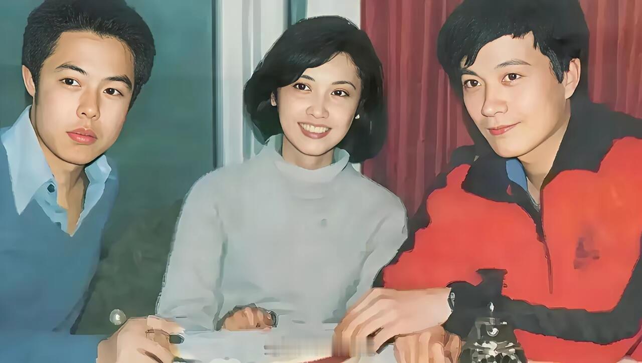 老照片：  八十年代，著名演员张铁林、朱琳、周里京在一起留影。 