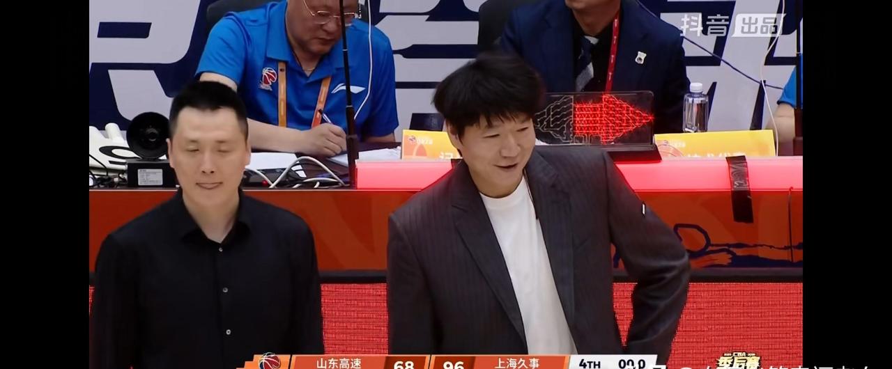 上海男篮96比68大胜山东率先挺进四强，广东则在加时赛靠张皓嘉的读秒三分102比