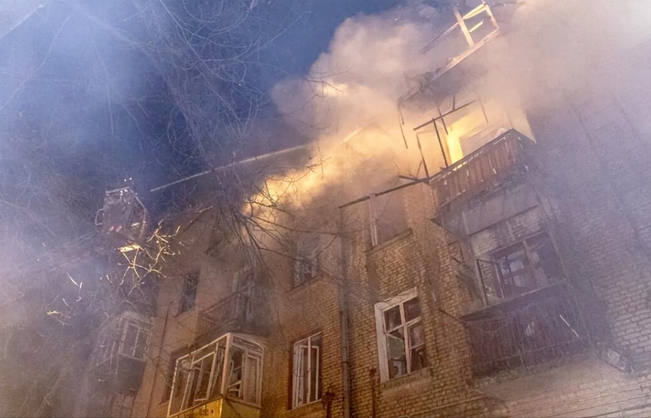 俄罗斯发动大规模袭击！俄军370多架无人机和21枚导弹突然狂轰滥炸，专挑发电站、