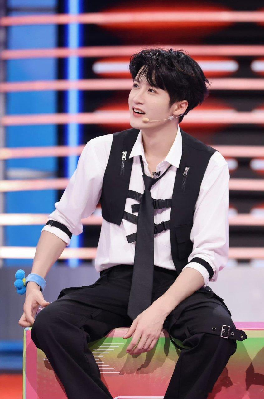 檀健次去韩国练舞 空降韩国引发粉丝扎堆接机！为了跨年舞台专程飞赴韩国闭关练舞，这