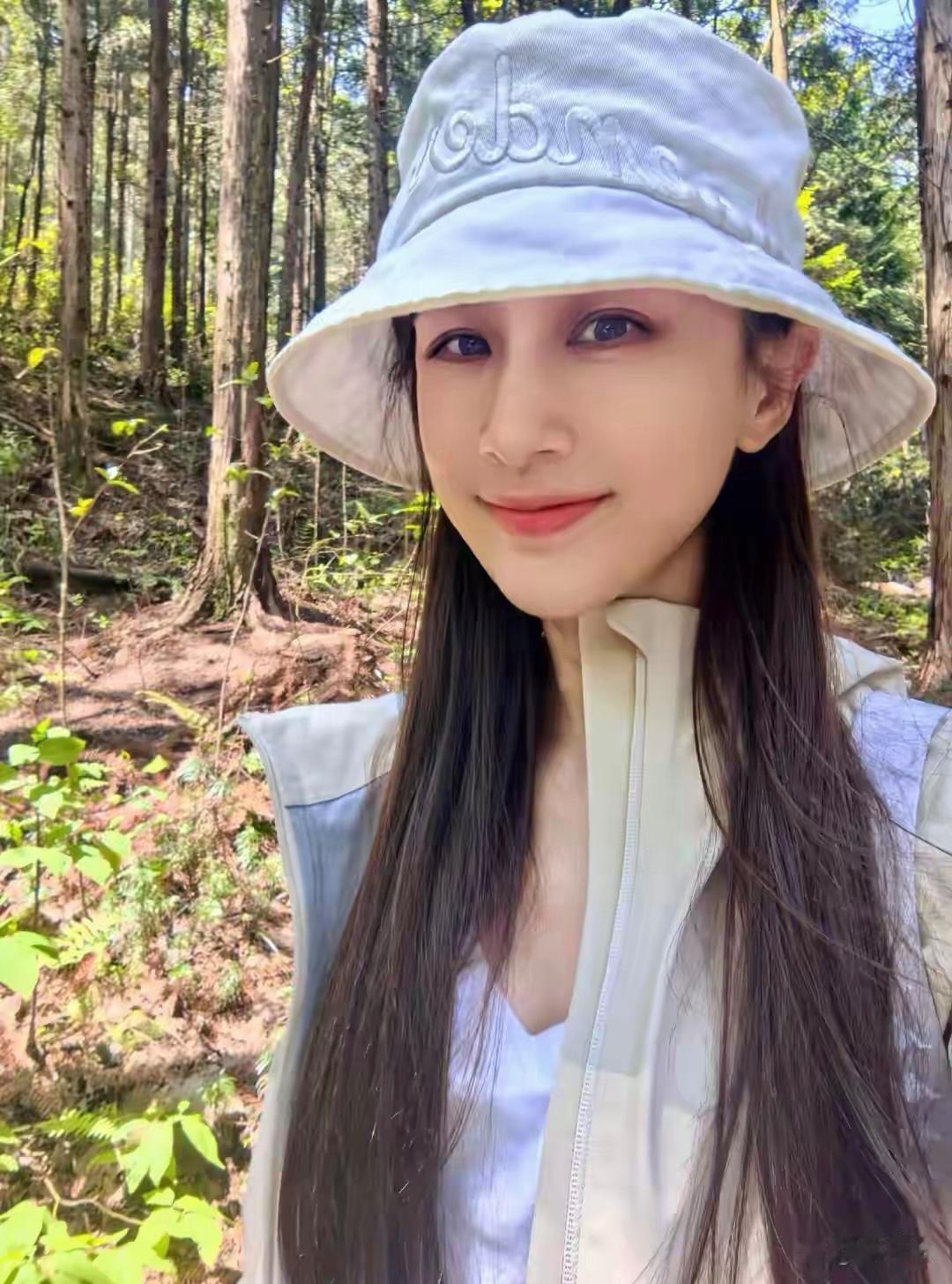 黄圣依暑假带儿子进山徒步挖竹笋，沉浸式拥抱大自然！ 