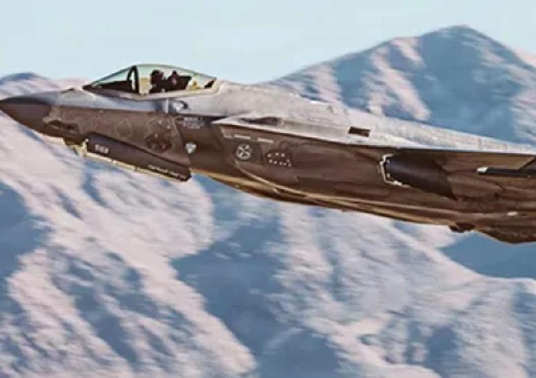 当地时间3月31日，美军那号称“五代机标杆”的F - 35A隐形战斗机又闹笑话了