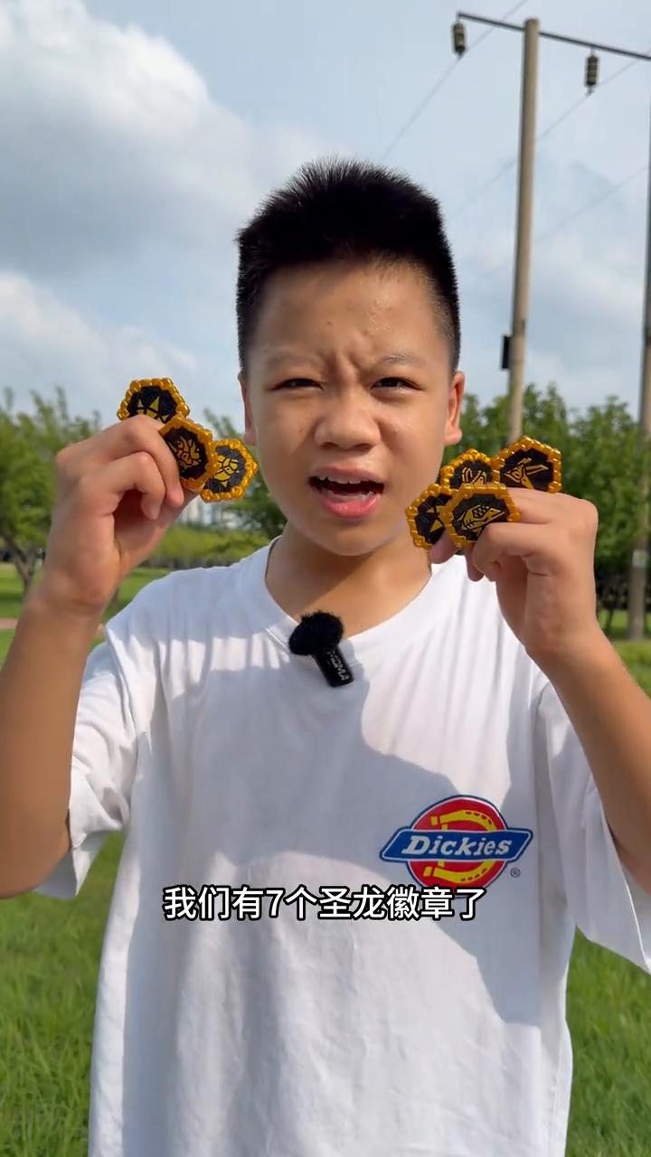 发现机甲恐龙变形暴龙战血王，看你们往哪跑。是生物徽章，有七个生物徽章了，快来升级