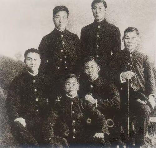 鲁迅先生是1902年考上清庭官费赴日留学生，在日本留学七年。在东京生活读书学柔道
