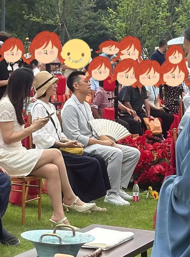 袁泉夏雨现身安徽婚礼，穿得朴素又低调，和宾客合影太接地气了 