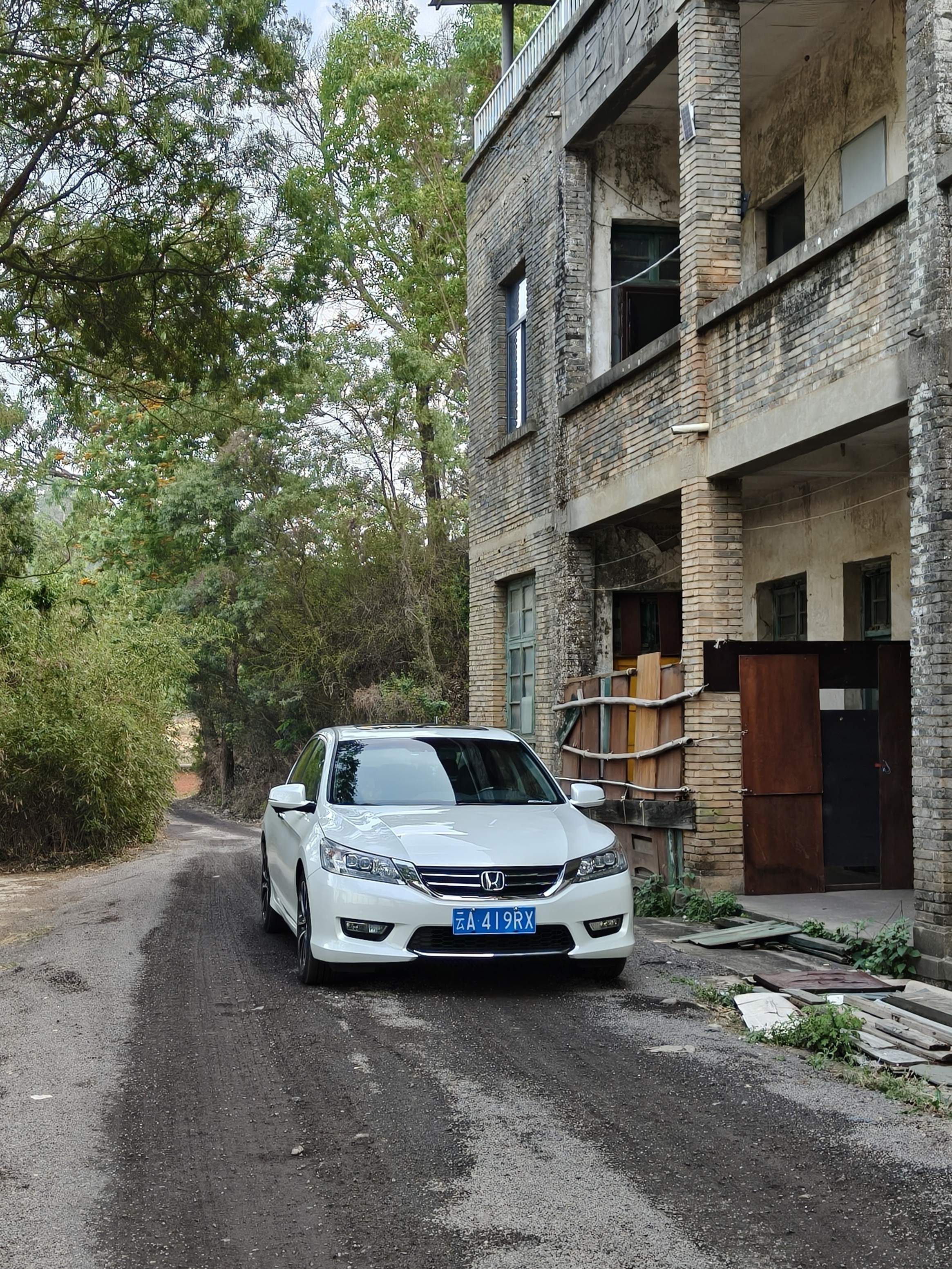 山上逛逛，当年在费城时，特殊日子去76人主场看比赛送的衣服，被我老婆拿去穿了