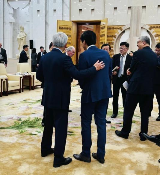 最近网络上关于雷军和马斯克，黄仁勋等合照的事情讨论得很多，我还是觉得雷总就是一个