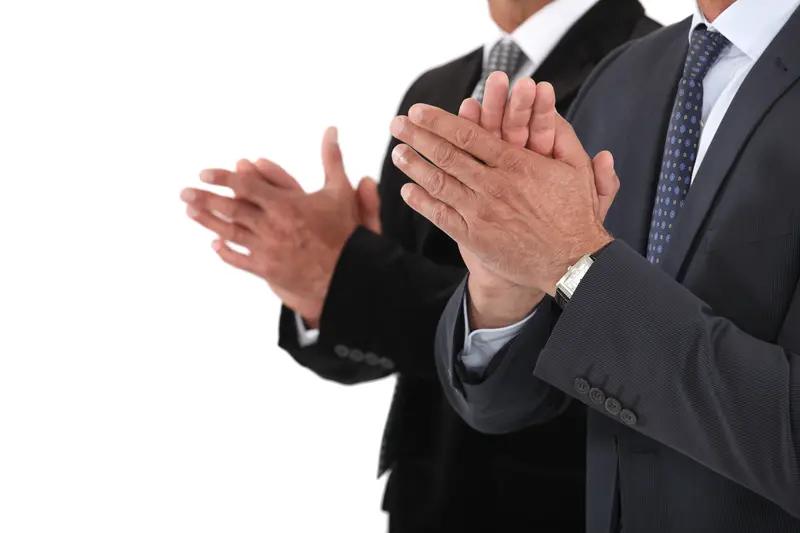 有时候，掌声不一定代表认可，反而可能是极大的讽刺。就像某些会议上，领导在台上夸夸