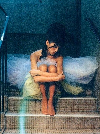 1995年，梅艳芳为她的专辑《歌之女》拍摄的一幅唱片写真。 ​​​