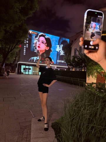 古力娜扎和金宝合影古力娜扎醒来金宝的排面演员本人和大屏里的自己饰演的角色同框，荧