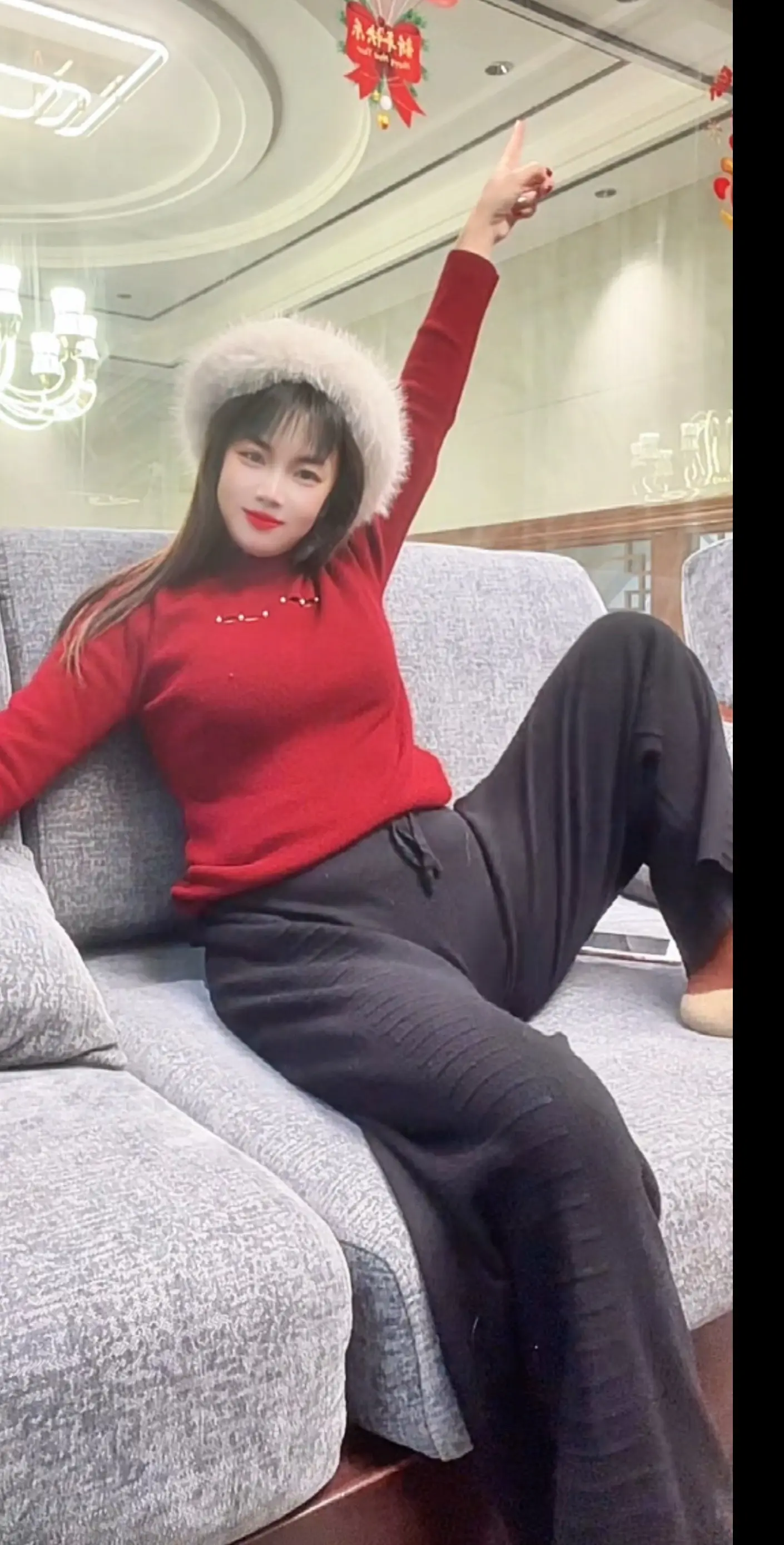 一定要努力，这个世界讲实力，讲关系，讲利益， 任何人都都不是靠山，只有...