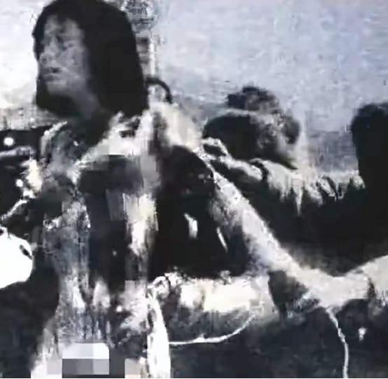 1928年，贺龙的亲妹妹被敌人押赴刑场。敌人将她的衣服扒光，把她的四肢分开绑在两