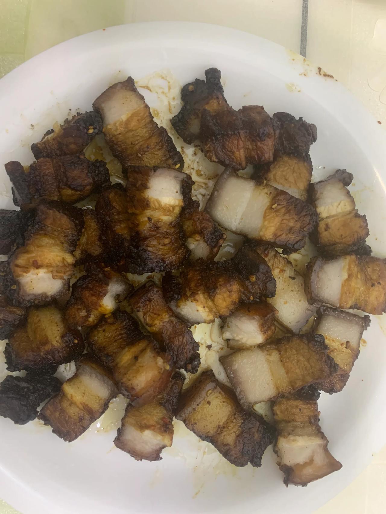 昨天给我的老丈人做了红烧肉，老丈人说好吃，也笑了，漏出了久违的笑容。我也很高兴。