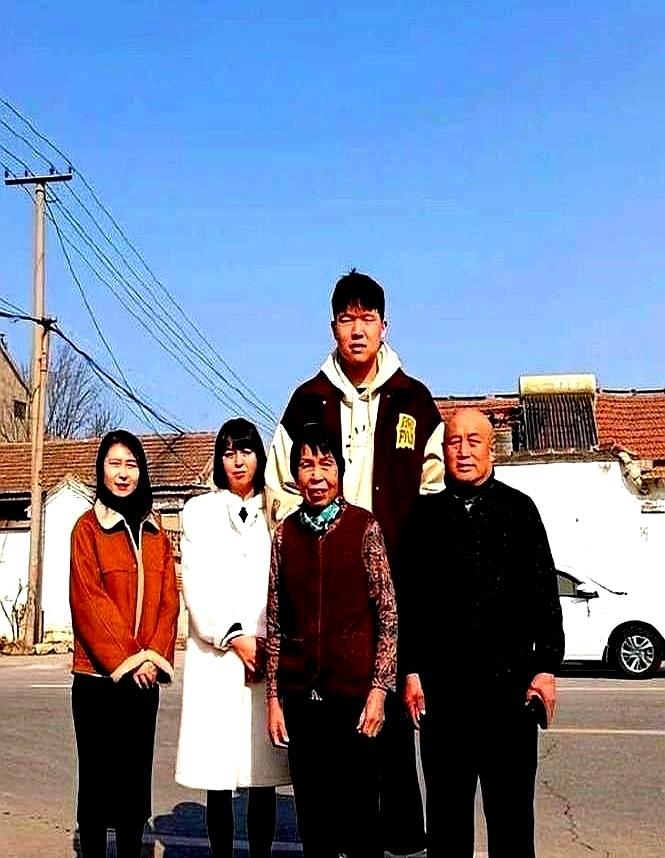 别人家孩子打球是为了赚钱，杨瀚森的父母面对摆在桌上的巨额合同，眼都没眨一下。
