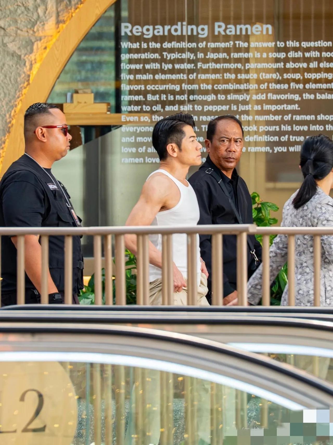 郭富城60岁新加坡街拍，一件白背心、手臂线条绷紧——同龄人刚退休学《最炫民族风》