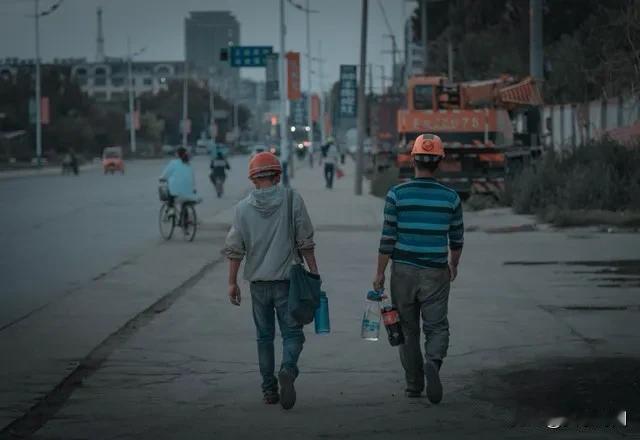 不知你是否察觉，在乡村，那些走出大山、踏入大学校园的学子们，无论深造至博士、硕士