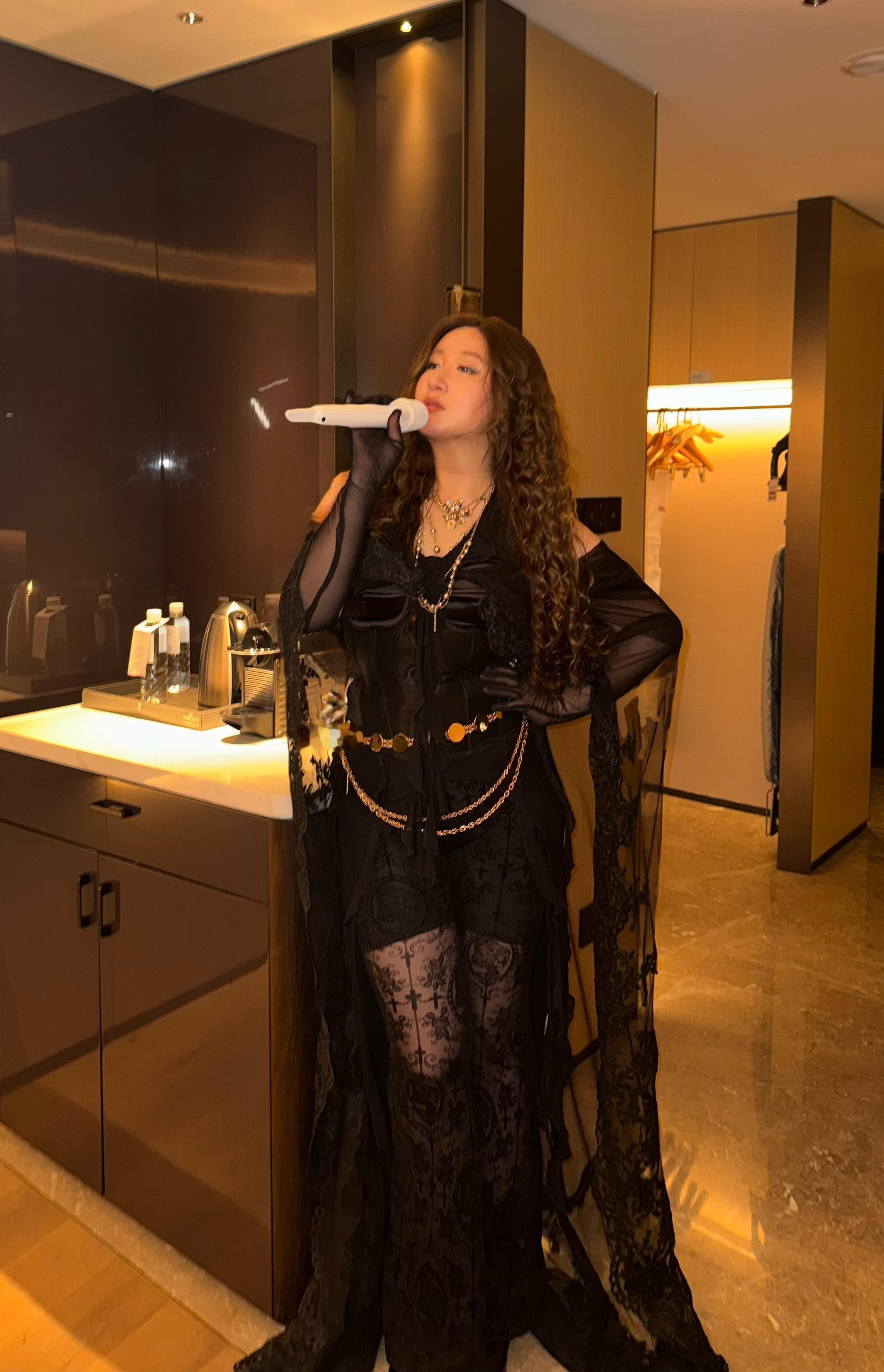 锤娜丽莎从痛苦里种花 锤娜丽莎在喜剧的世界里，是一个孤独的种花人。她把痛苦当作肥