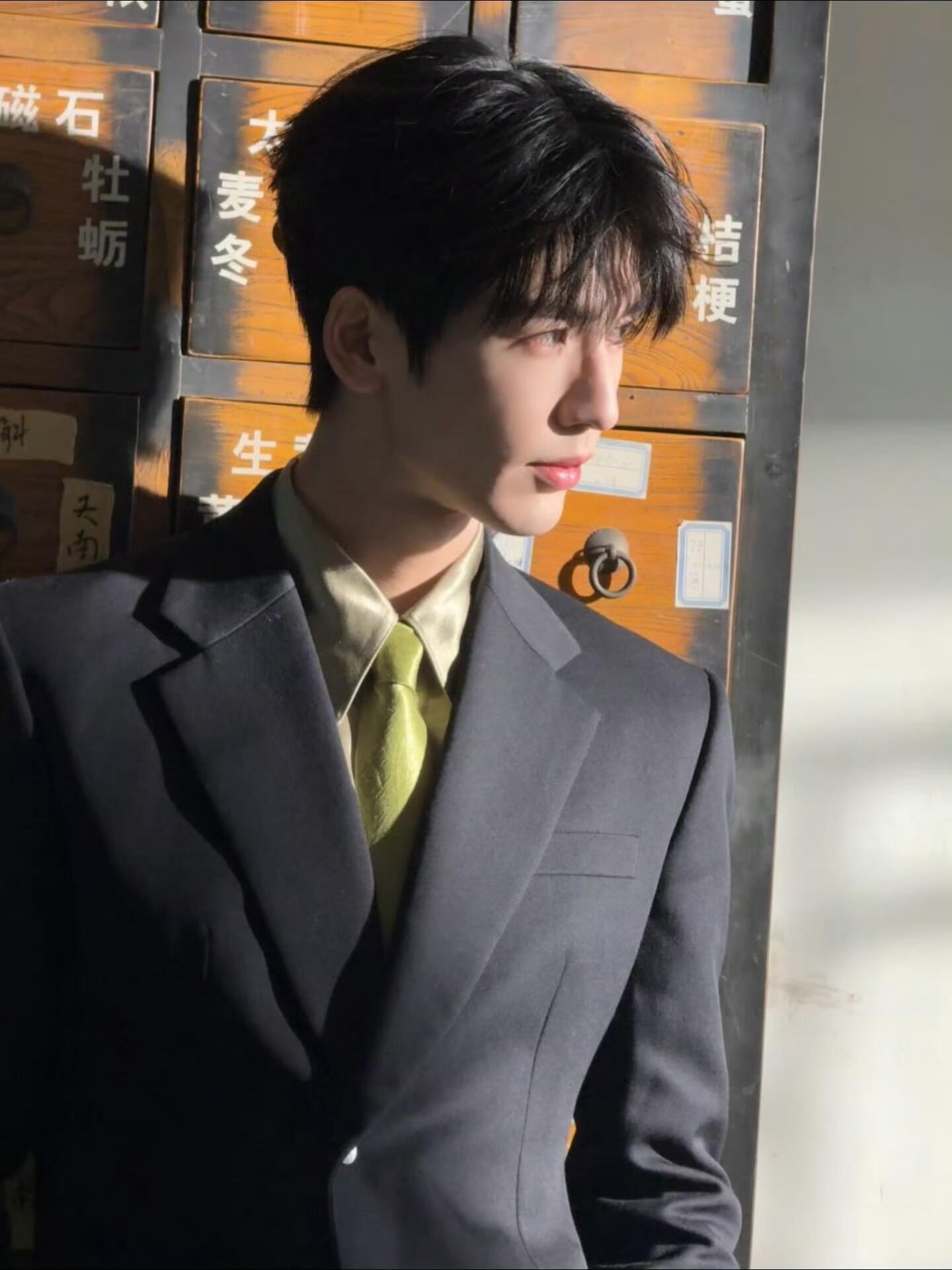 张凌赫15秒演了三种人生被张凌赫这15秒惊到！冷峻特工→金丝眼镜贵公子→打戏硬汉