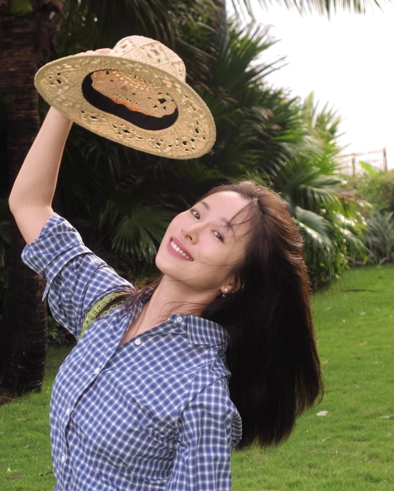 最近热搜霍思燕这个名字的人也很多，
根本原因是因为江一燕在节目里说自己离婚了，好