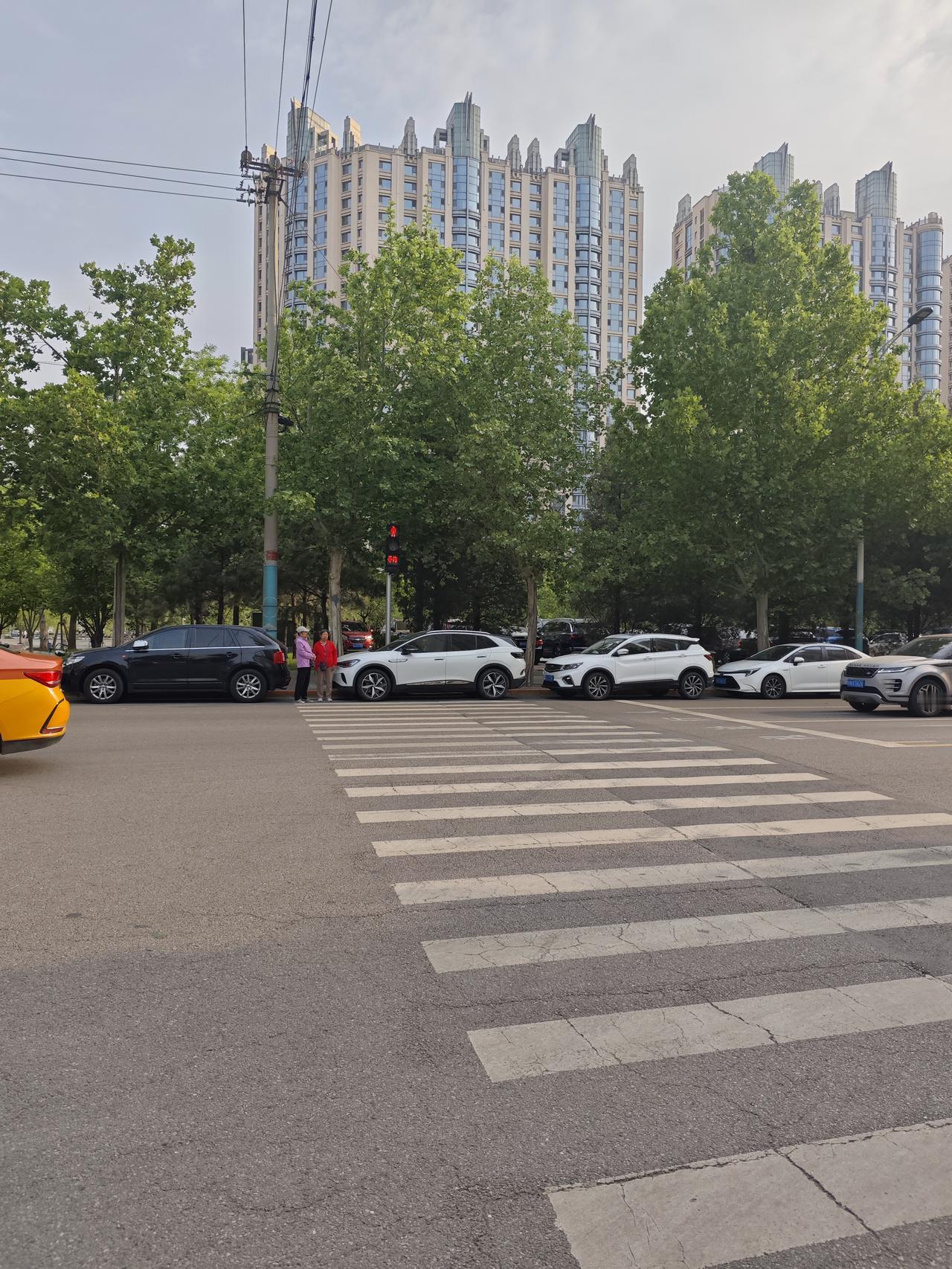 北京何止是盲道被占用，人行车道也经常被汽车乱停。
这些还不算过分，更过分的是有的
