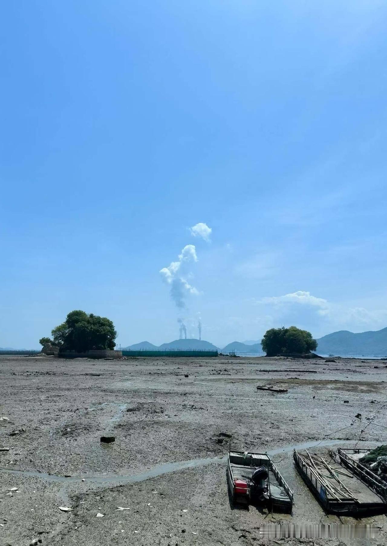 宁波宁海湾石孔双山，堪称赶海的绝佳胜地。
这里蓝天白云相伴，绚烂花海随风摇曳，双