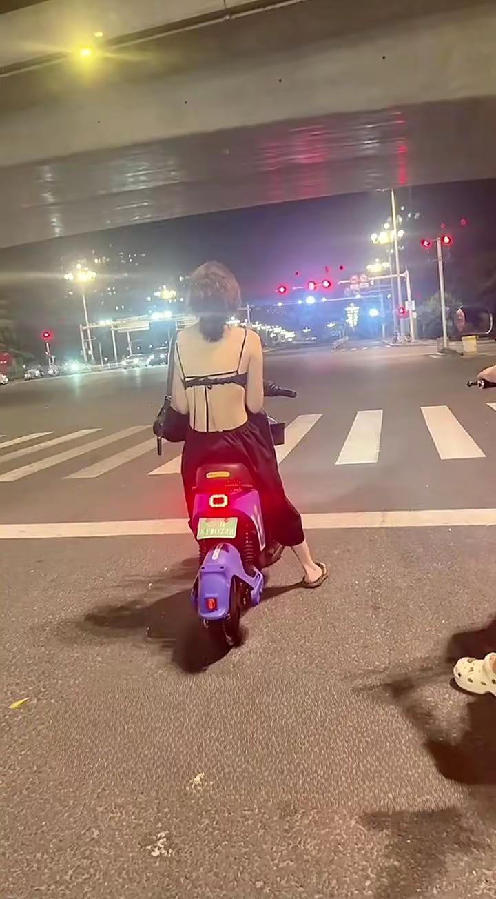当旁人问我为何总沉默，我摇摇头后泪光闪烁，不懂世事的时候，错过了我最想要的生活！