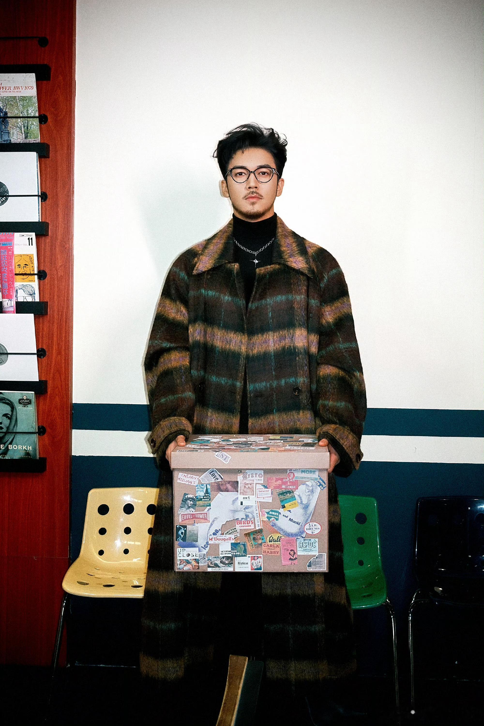 陈冰挺孕肚和陈牧驰逛街，陈牧驰陈冰好事将近！狗仔最新镜头里，陈冰孕肚明显，两人出