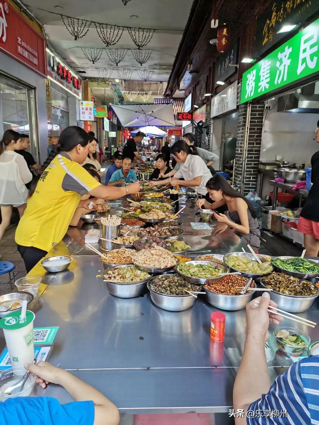 柳州街头的素食自助餐堪称性价比超高的存在！网友说之前到柳州旅游时，发现有6元一位