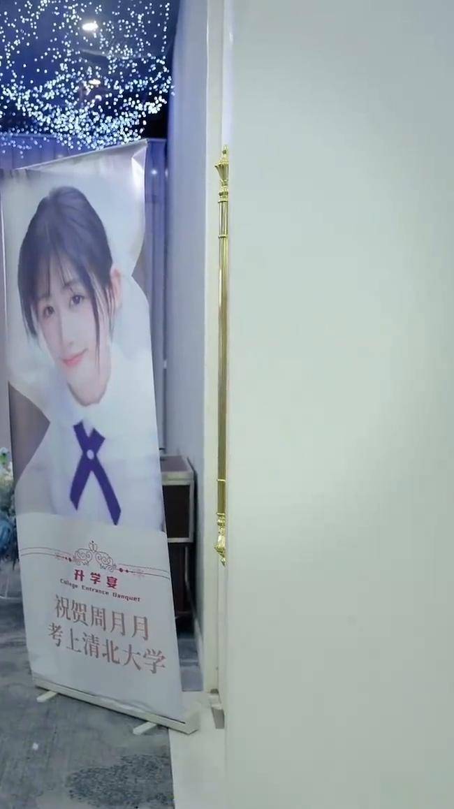 贱笙，我的女儿。贱笙，贱笙，我的亲孙女。